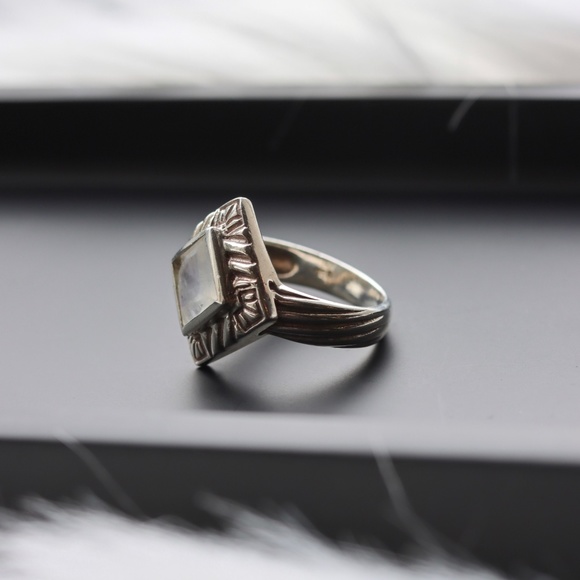 Vintage Inspired Moonstone Sterling Silver Ring - Picture 2 of 3